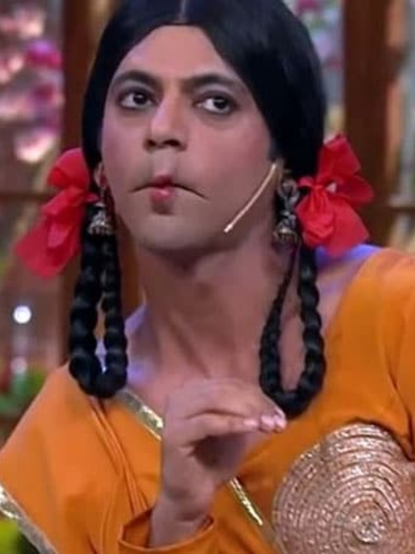 Can’t Keep Calm! Sunil Grover a.k.a Guthi Is Performing LIVE In New Delhi